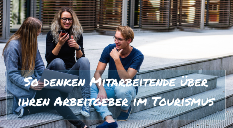 Junge Mitarbeiter aus der Tourismusbranche in der Pause