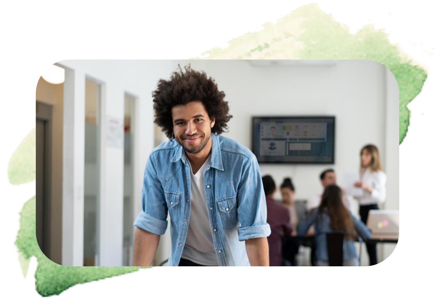 Junger Mann mit Team